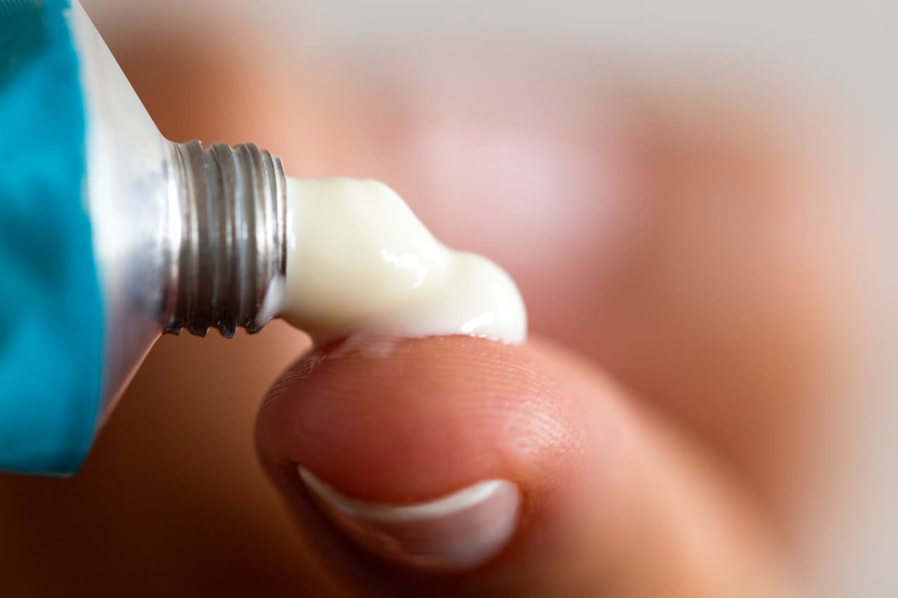 ¿Quieres unas cejas gruesas y pobladas? Una dermatóloga te dice cómo con esta pomada de farmacia