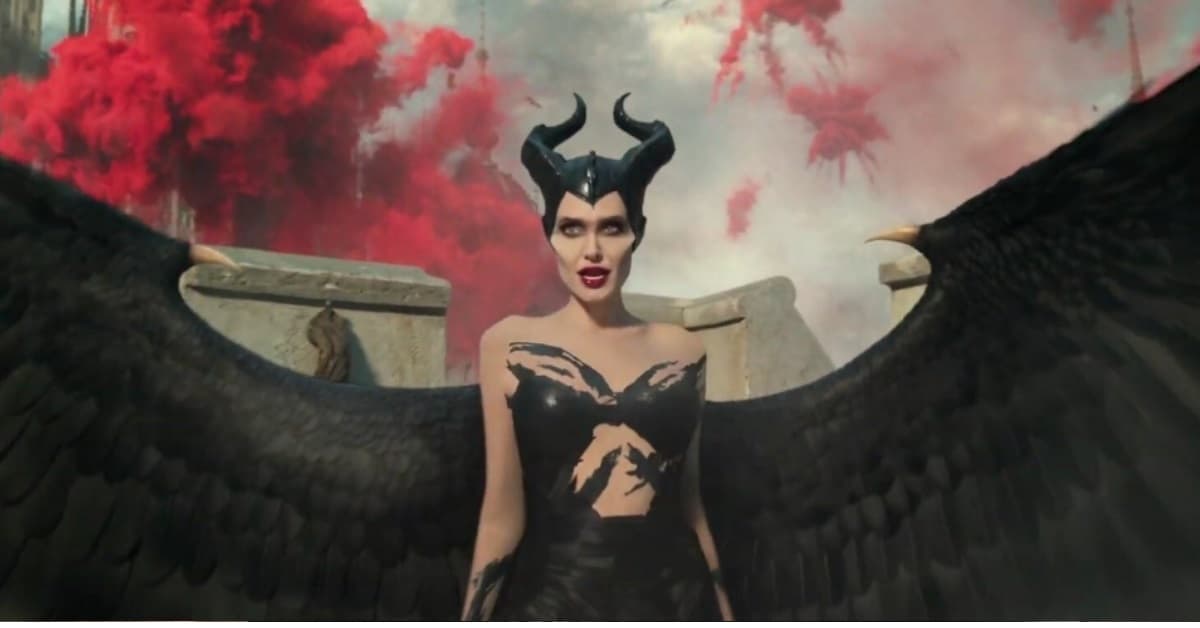 Angelina Jolie terminó de coronarse 'Reina del Mal' con su delicada tiara y vestido negro