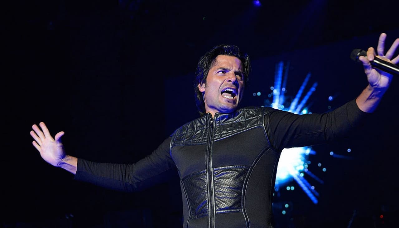 Chayanne responde felicitaciones del 'Día del Padre' a TODOS sus 'hijos perdidos'