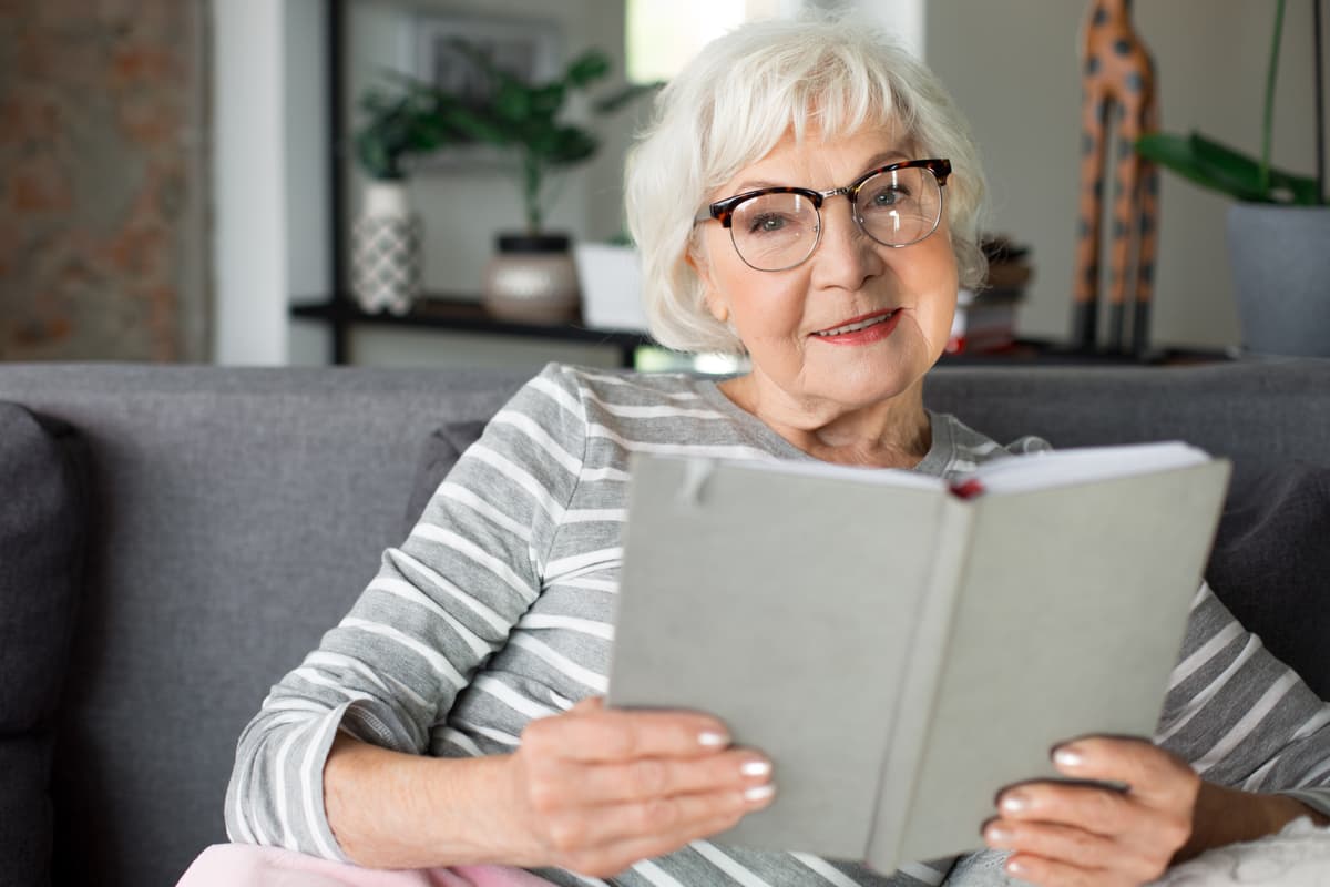 Si alejas las letras para poderlas leer bien podrías tener presbicia: aprende a identificarla