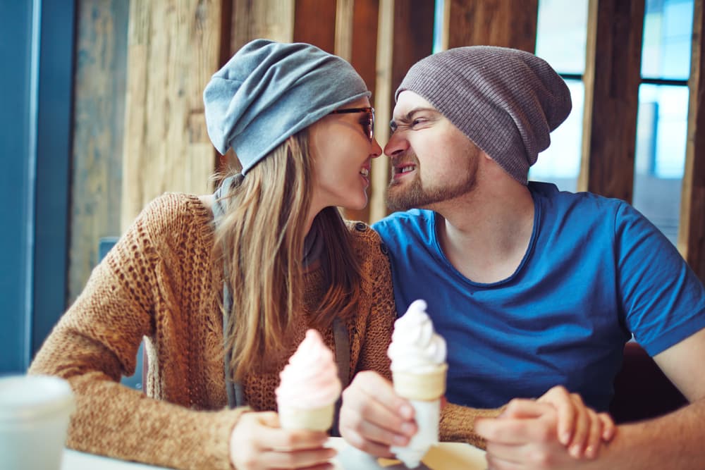 Tus amigos pueden saber si eres feliz con tu pareja con solo mirarte, ¿qué es lo que te delata?