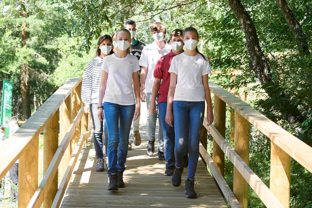 La princesa Leonor y la infanta Sofía plantaron árboles para ayudar al planeta: se veían muy tiernas