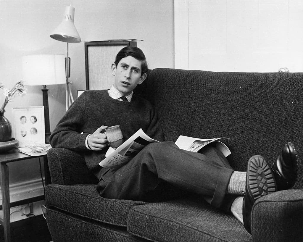 El hoy rey Carlos III fue un joven interesado en las artes y la cultura desde muy temprana edad. Fue preparado para ser monarca desde una edad temprana, asistiendo a su primer funeral de Estado -por Winston Churchill- cuando era un adolescente en 1965.