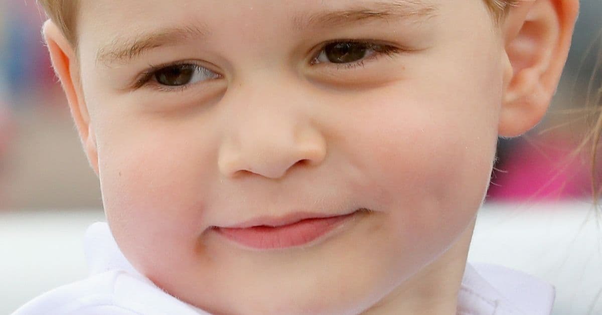 El príncipe George celebra su cumpleaños con unas fotos que lo hacen ver como rey