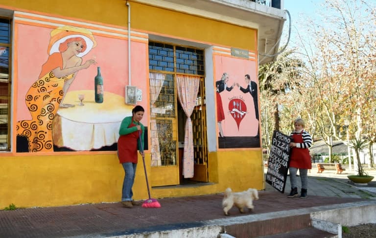 Un pueblo olvidado revive por los hermosos murales que esta francesa pinta en sus calles 