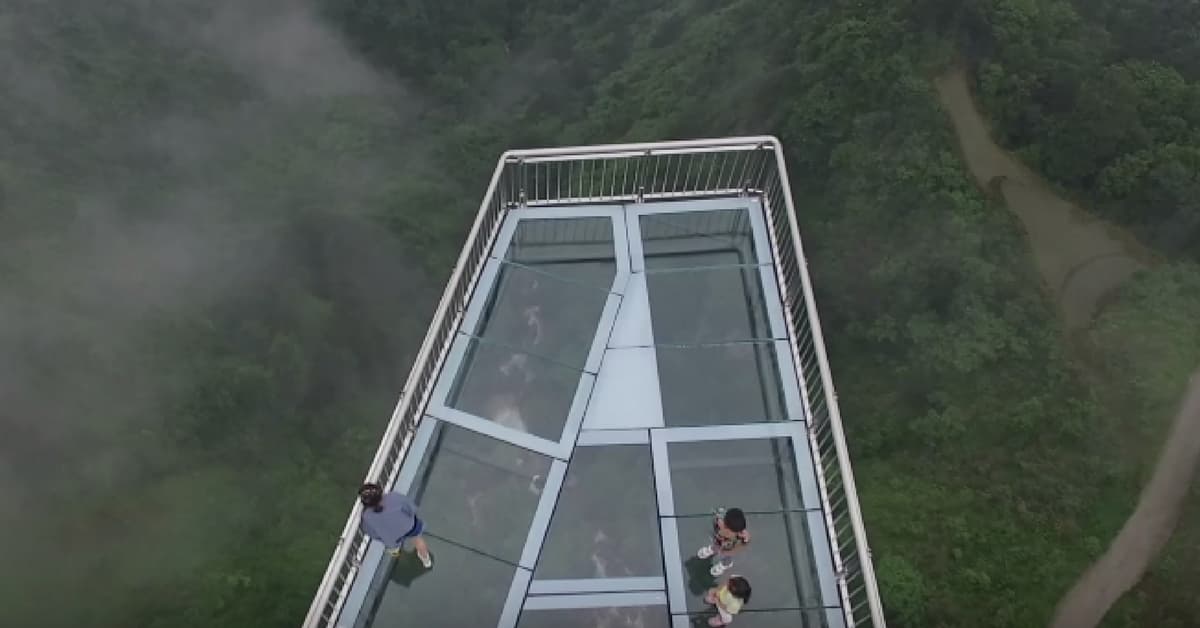 Este nuevo puente flotante de cristal en China te hará temerle a las alturas