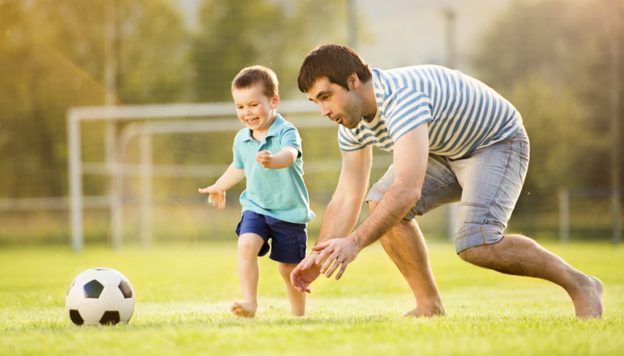 Tener hijas saca a relucir el lado más emotivo de los padres, según estudio