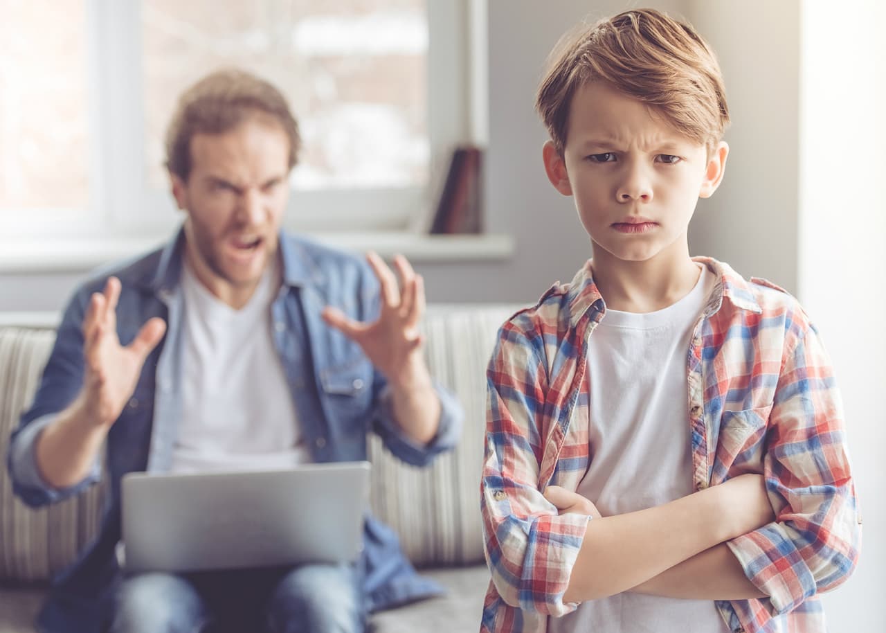 Gritarle a los niños no sirve: conoce la forma más eficaz para educarlos