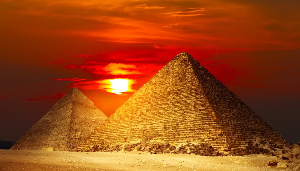 Las pirámides de Egipto apuntan hacia una estrella brillante y lejana