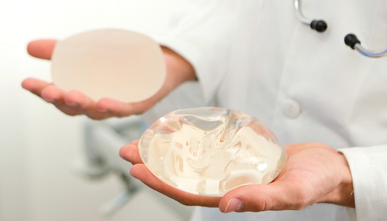 Si quieres glúteos más grandes, haz ejercicio: los implantes podrían traer complicaciones