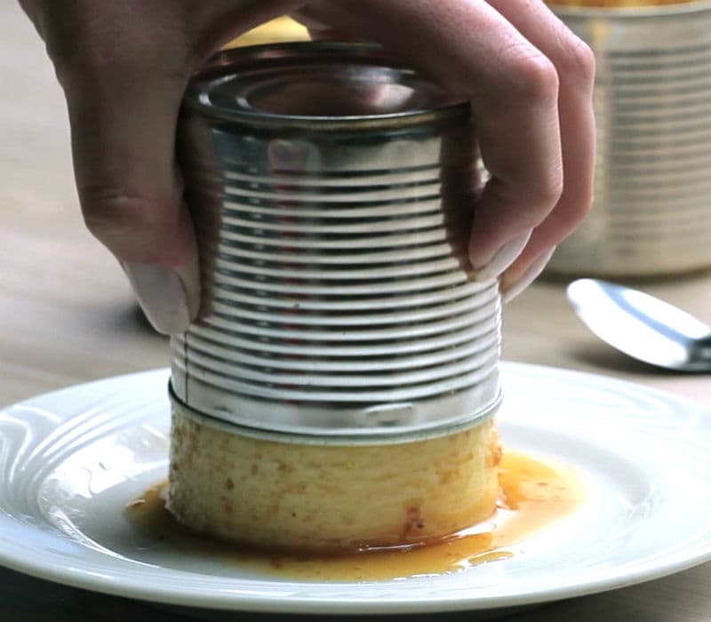 El mejor flan casero de todos es asado dentro de la propia lata de leche condensada