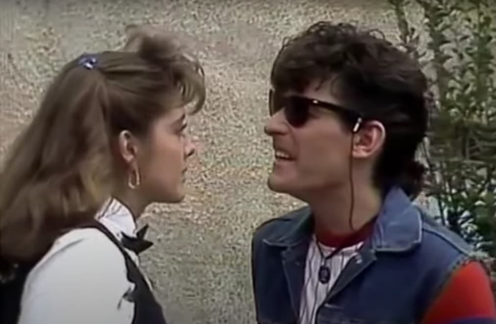 En muchas de las ocasiones que hablablan, el joven que se caracterizaba por llevar lentes obscuros, no dudaba en decir su mítica frase:"Serena Morena".