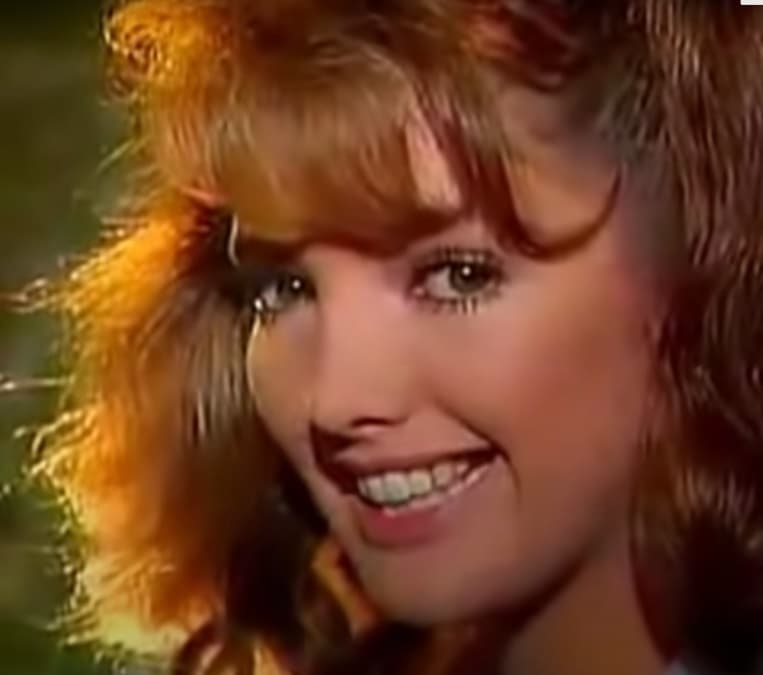 Adela Noriega interpretaba a Maricruz Hernández, una chica que era constantemente acosada por Memo López.