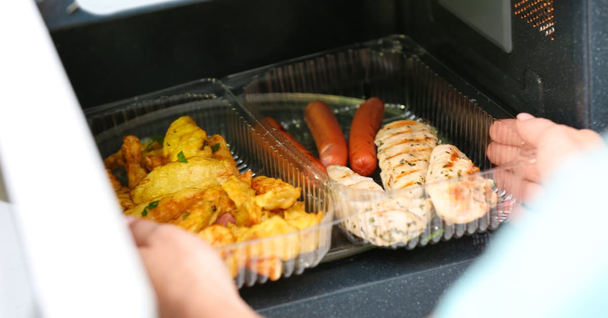 ¿Recalentar comida en el microondas en recipientes de plástico es peligroso?