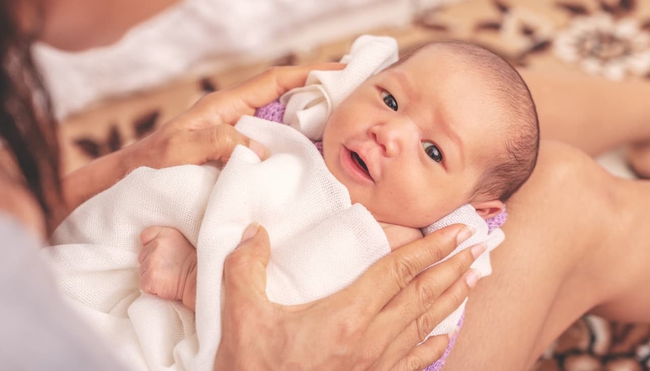 No son solo los besos: otro hábito común de los padres que pone en riesgo al recién nacido