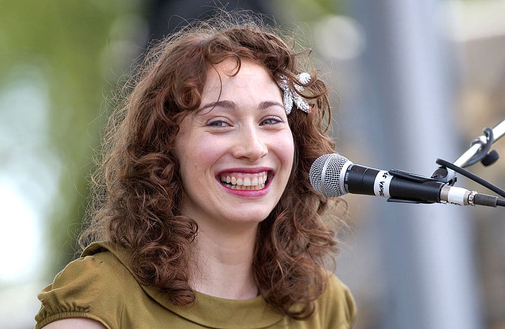 La música
<b>Regina Spektor </b>es originaria de Rusia, pero con familiares de Ucrania. Tras el inicio de los ataques, compartió una fotografía de ella de niña con una larga reflexión sobre la situación actual.