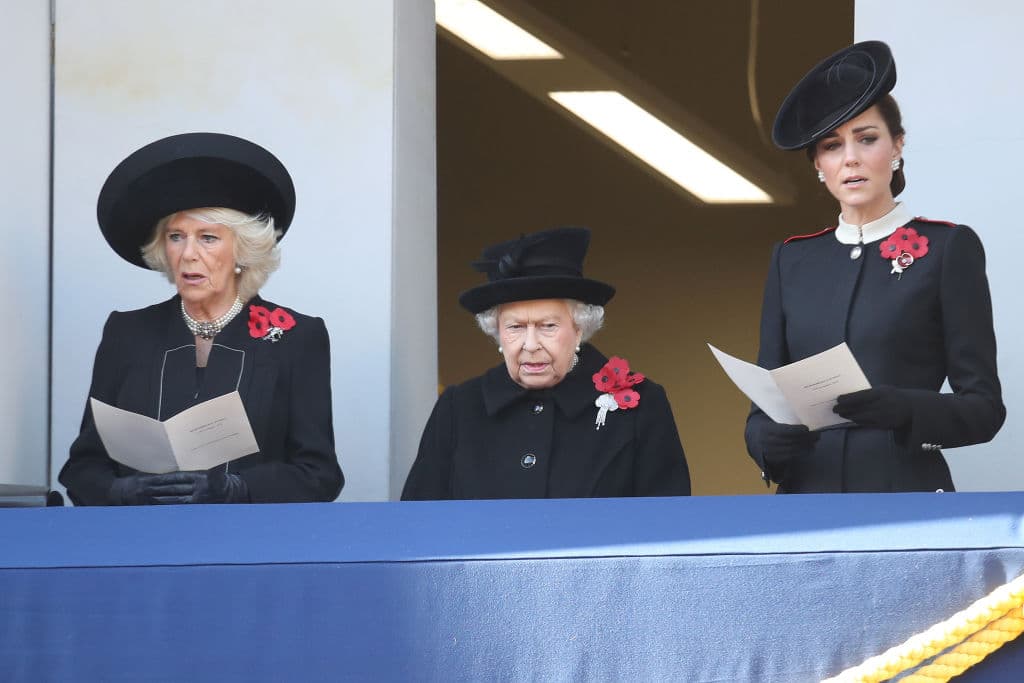 Otra vez juntas: Meghan y Kate lucieron un elegante total black y un detalle en rojo especial