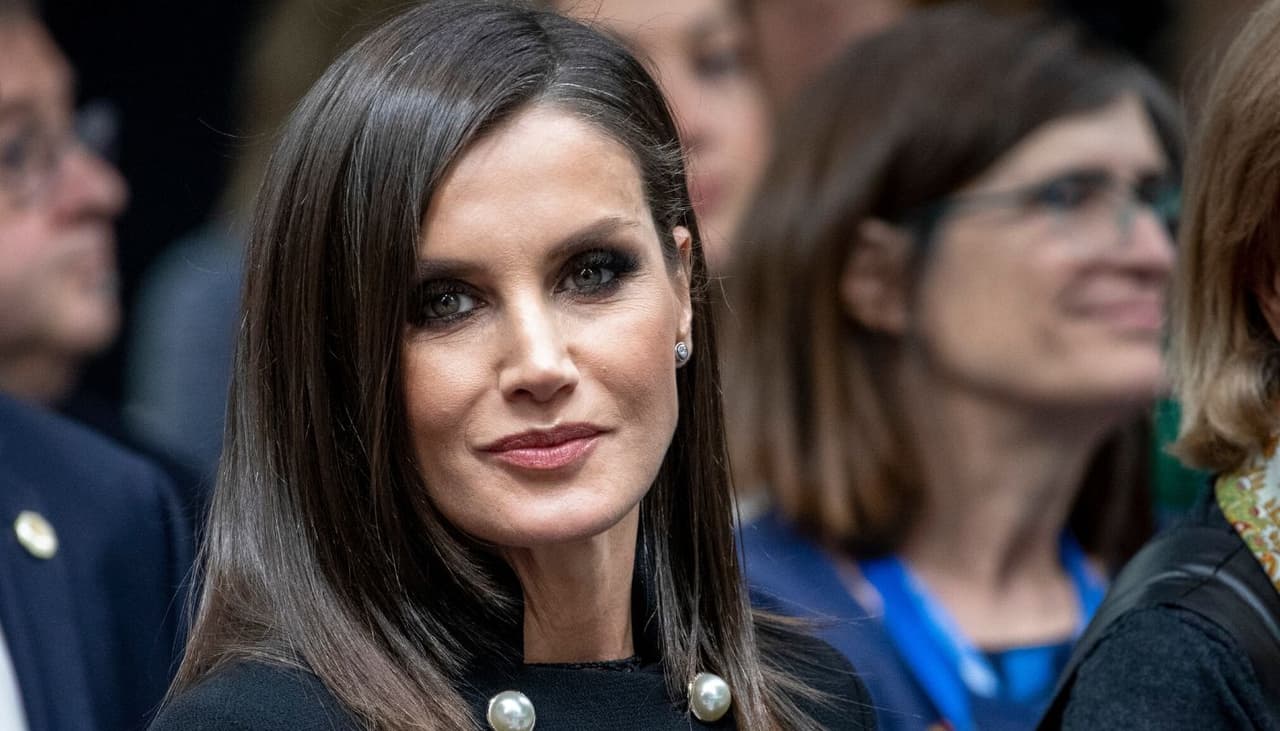 Usar falda larga con botas puede ser un gran acierto, si las combinas como la reina Letizia