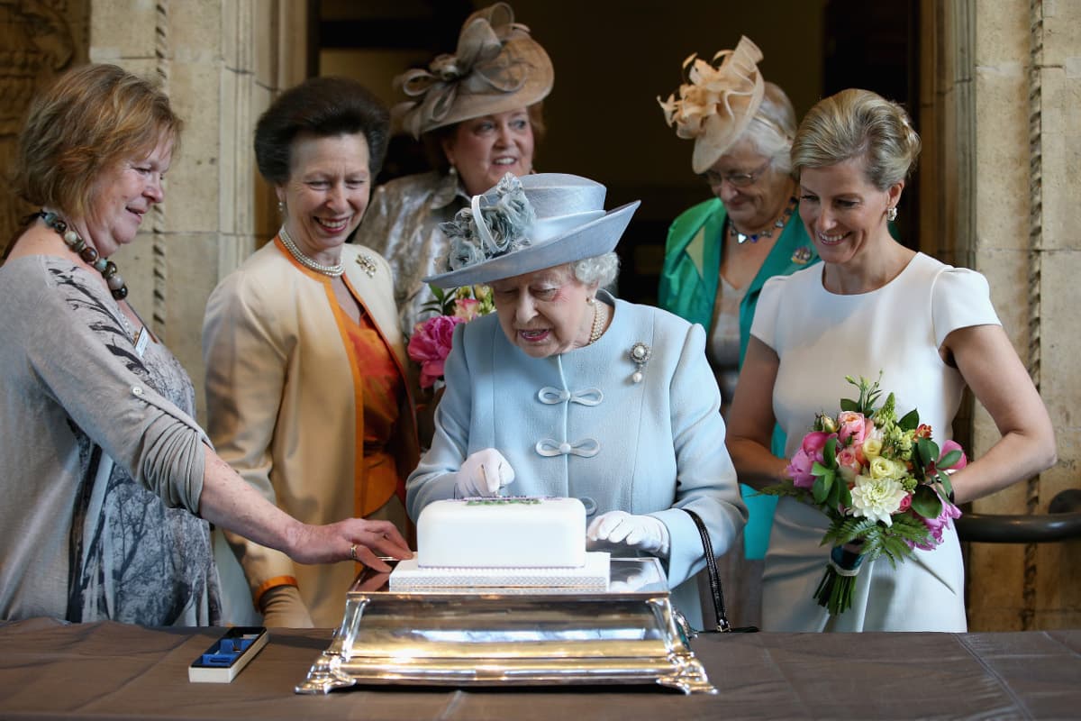 Si no naciste con sangre azul igual hay formas de vivir en el palacio: 3 ofertas para trabajar con la reina