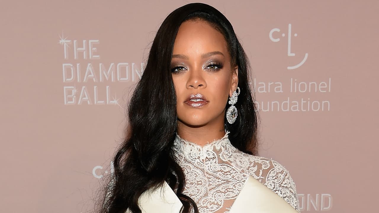 Brillo total: el makeup de Rihanna que tú también puedes lograr