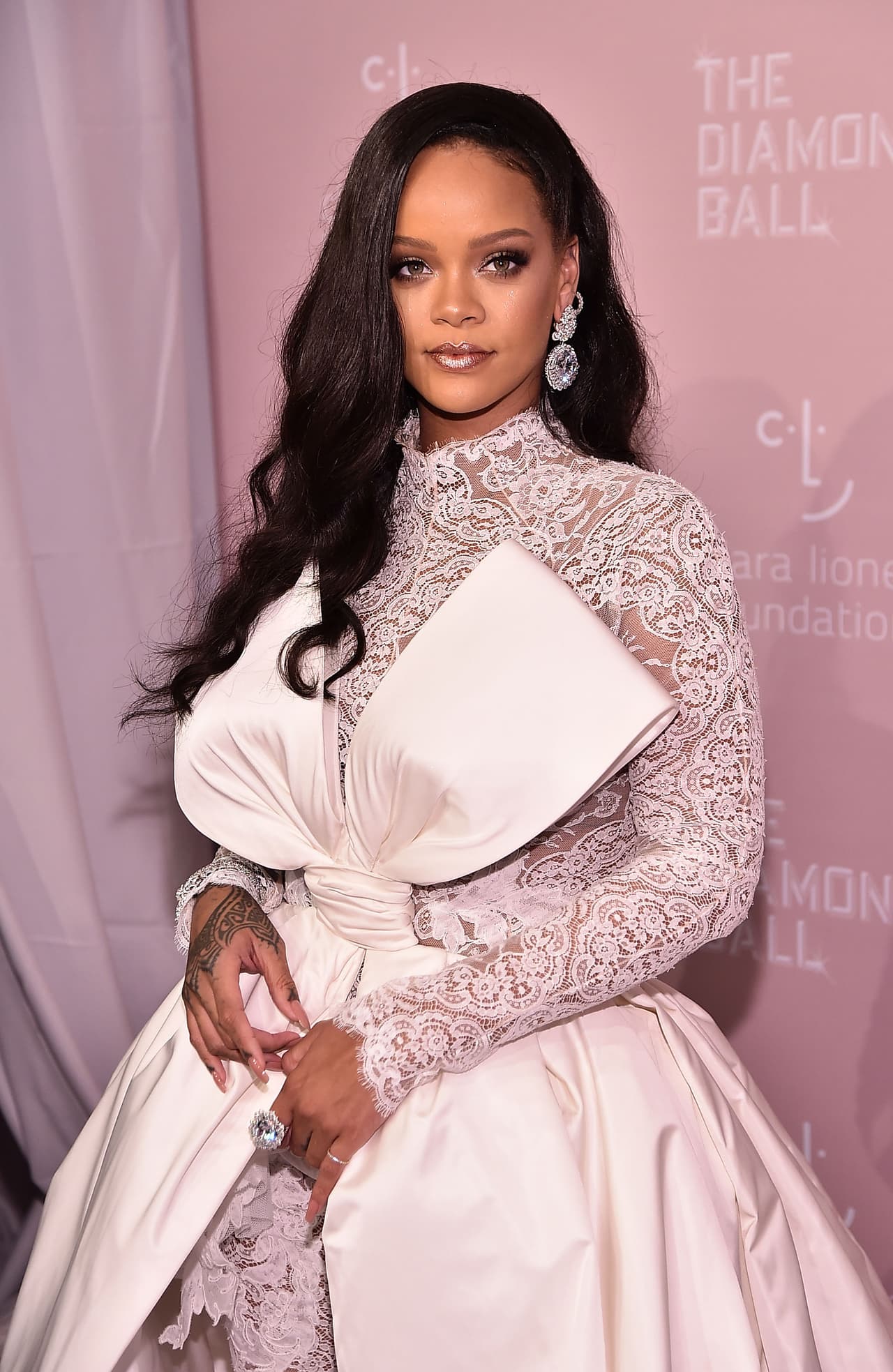 Rihanna se viste como un OBSEQUIO y es la protagonista de la noche