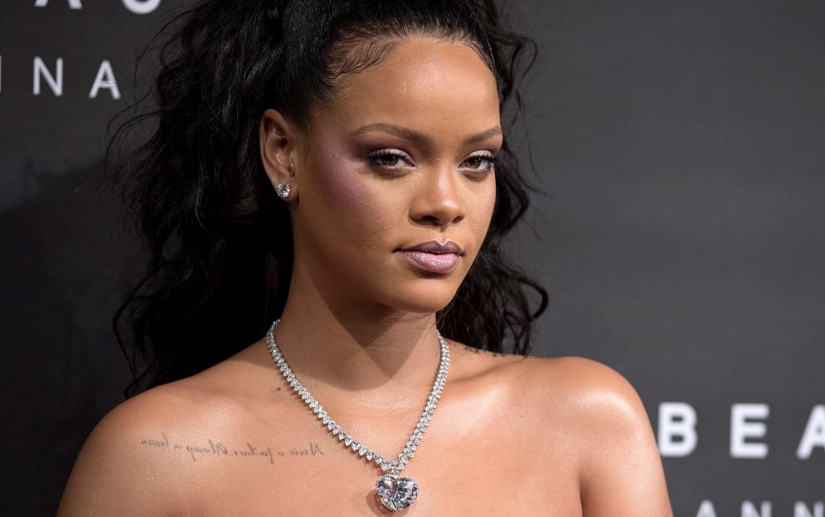 Rihanna lanzó un iluminador para TODO el cuerpo y ya sabemos en qué gastarnos la quincena