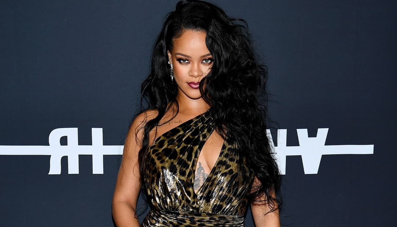 Rihanna demostró que el maquillaje dorado es una excelente opción para las pieles morenas