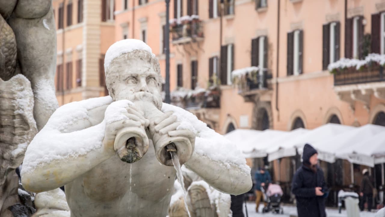 Roma como nunca: imágenes de la fuerte tormenta que dejó sus calles congeladas y blancas