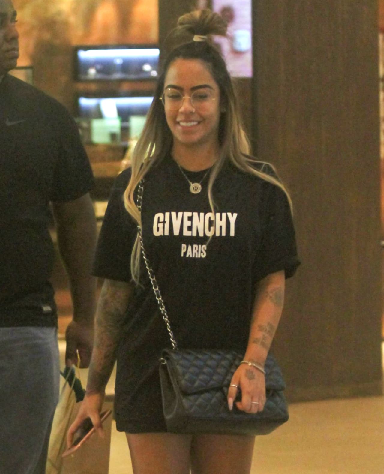 La hermana de Neymar luce un peinado fácil y original y una camiseta como vestido