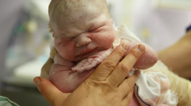 Recién nacido: ¿A partir de qué momento puedo dejar que otras personas sostengan a mi bebé?