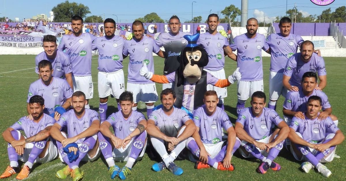 CRACKS: salen a la cancha disfrazados para demostrar que el fútbol es solo un juego