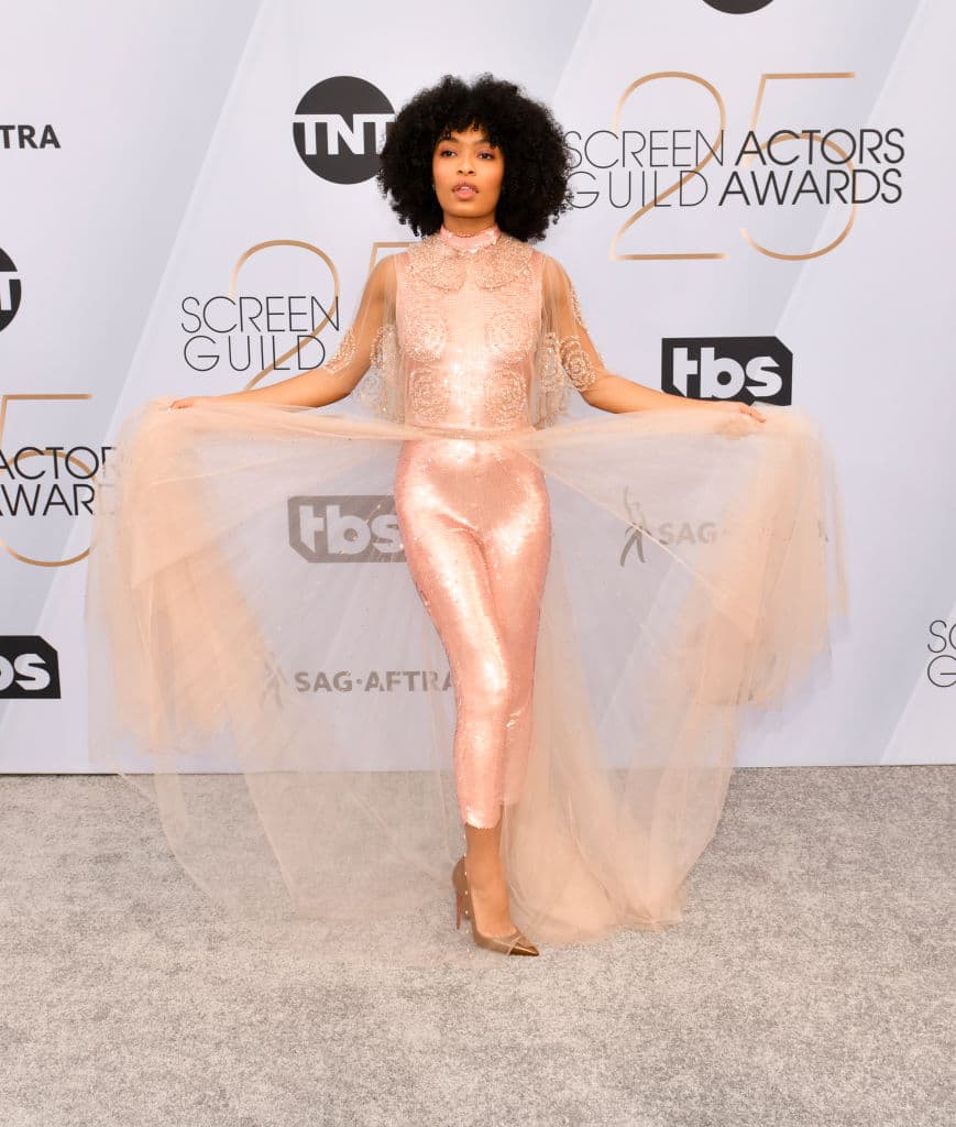 Brillos, piedras y escotes profundos: estos vestidos encandilaron la alfombra roja de los SAG Awards