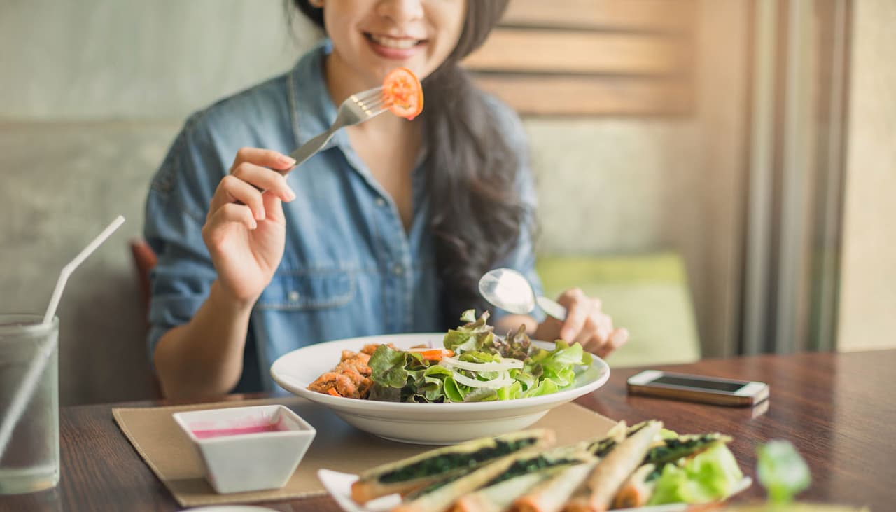 Estos hábitos y alimentos (muy comunes) son los que perjudican tu tiroides poco a poco