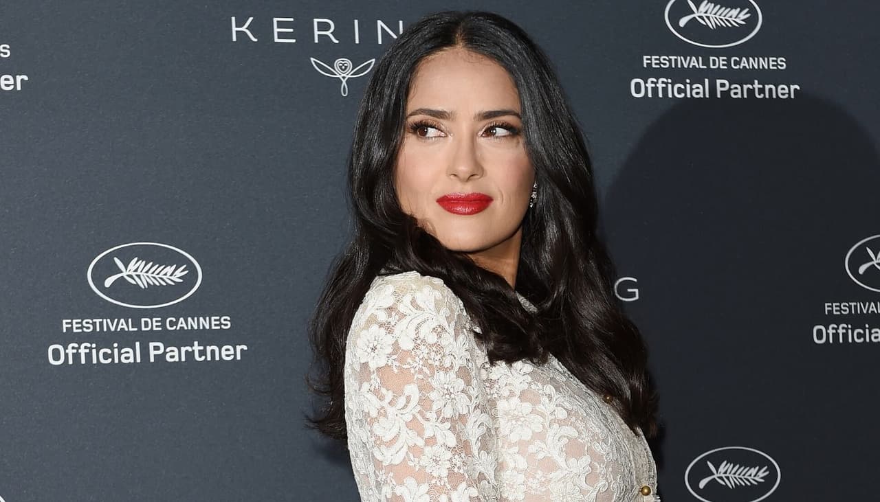 Salma Hayek demostró que las mujeres mayores de 50 son las más elegantes: sus mejores looks