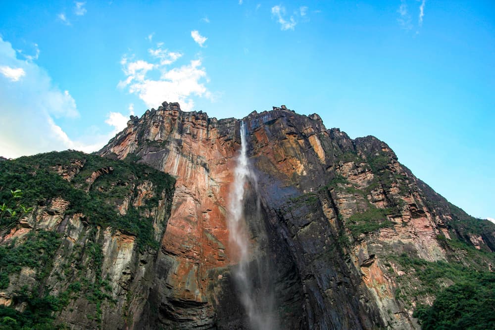 ¿Cuál es la diferencia entre una catarata y una cascada?