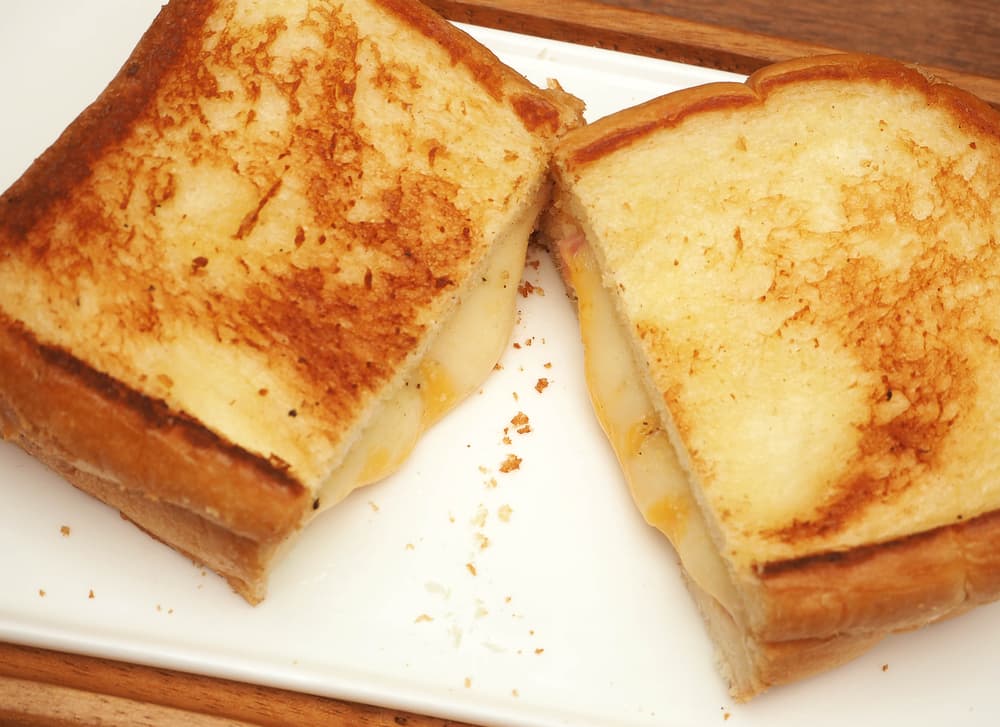 Distrito escolar en Metro Atlanta anuncia que dará solo sándwiches de queso y leche a los estudiantes con adeudos en almuerzos