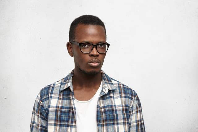 Esto es lo que tu retorcido humor negro dice sobre tu inteligencia, según la ciencia