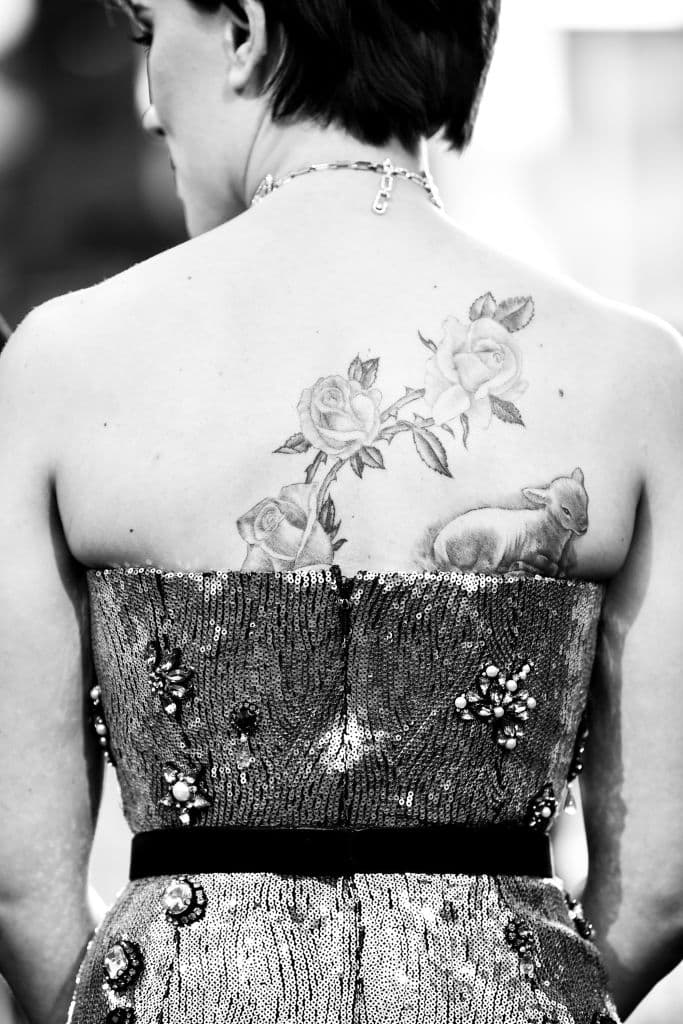 Scarlett Johansson mostró su gran tatuaje en la espalda por primera vez y ¡nos encanta!