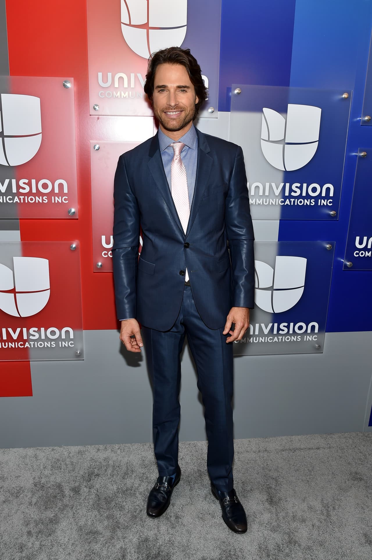 Por lo mismo, sus básicos para lucir bien a donde quiera que va dijo que son: “Un buen par de zapatos, unos jeans, una camisa, un saco con un buen cinturón”. 
<br>