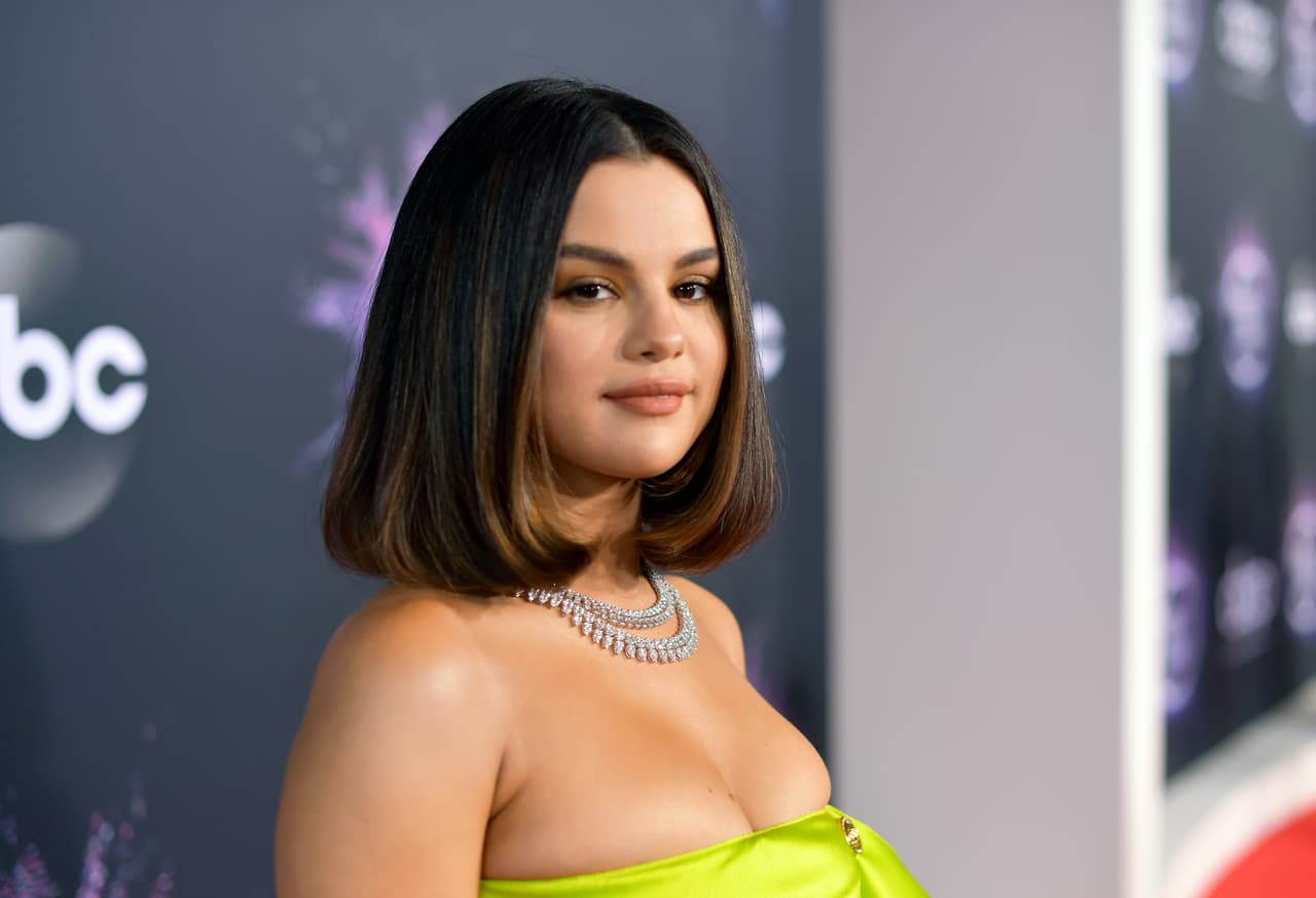Selena Gomez cambió su tono de cabello a Caramel Swirl, la tendencia de 2020