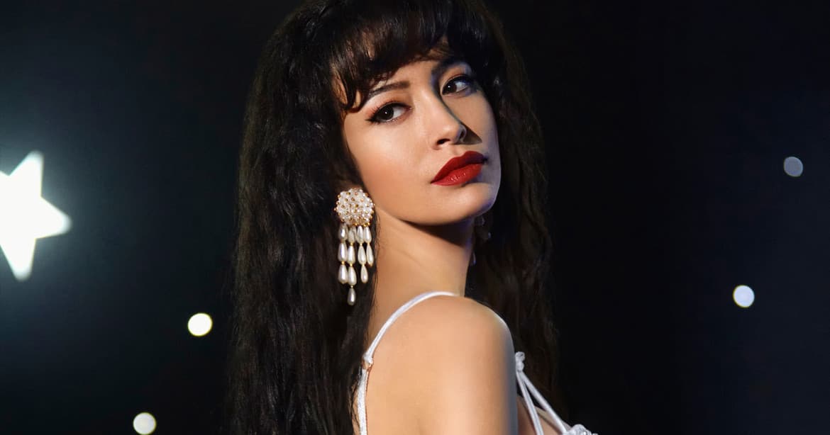 Christian Serratos sí es muy parecida a Selena en la serie y hay fotos que lo demuestran