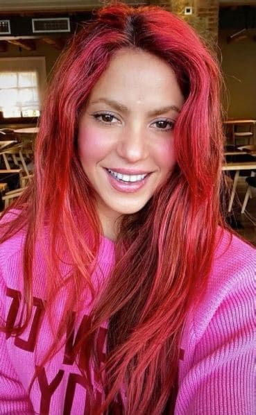 El último cambio de look más atrevido de Shakira llegó en febrero del 2021, cuando
<a href="https://www.univision.com/famosos/shakira-sorprende-con-un-cambio-de-look-que-desata-la-nostalgia-entre-sus-fans-de-toda-la-vida-video">se tiñó el cabello de rosa</a> en medio del confinamiento por la pandemia del coronavirus.