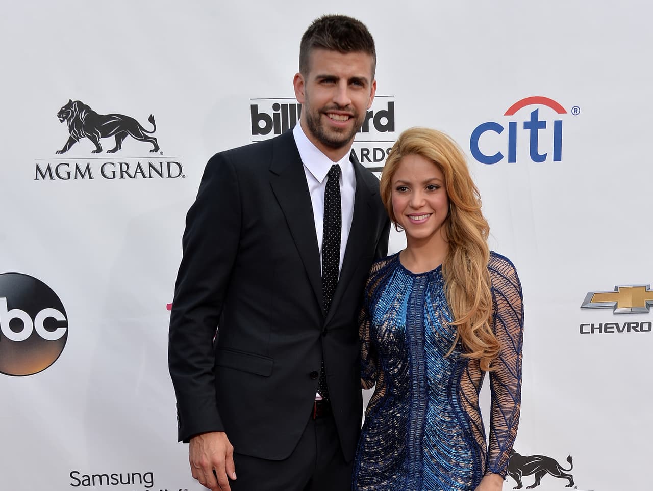 Lo que parece ser un hecho es que, con todo y la comentada foto, Piqué tendría aún muy presente a su ex y madre de 
<b><a href="https://www.univision.com/famosos/shakira-pique-hijo-llora-separarse" target="_blank">sus dos hijos: Milan (10 años) y Sasha (7). </a></b>
<br>