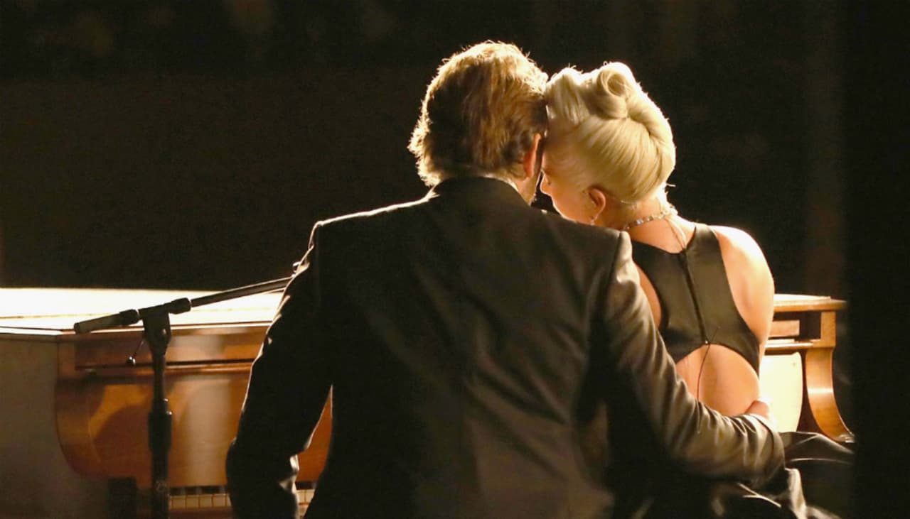 Cuando Lady Gaga y Bradley cantaron juntos solo existían ellos en el mundo: estas fotos lo demuestran