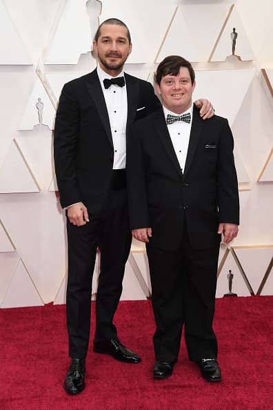 Shia LaBeouf se incomodó junto al actor con Síndrome de Down y las críticas no dejan de abofetearlo