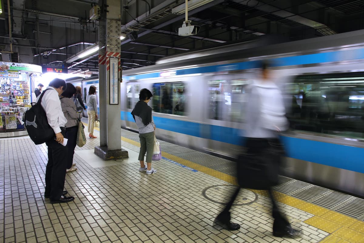Estas imágenes de una estación de tren en Tokyo te darán vértigo de solo mirarlas