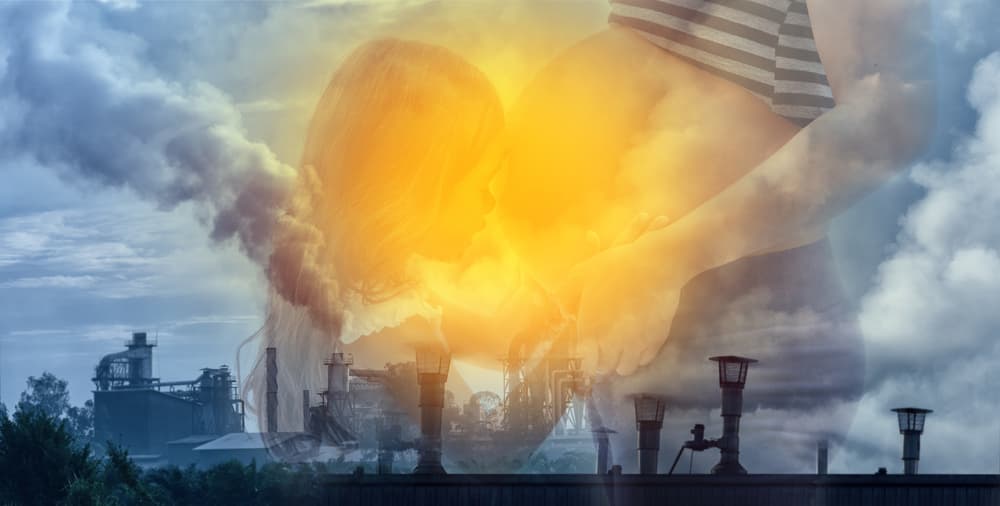 La contaminación del aire afecta a tu bebé aún cuando está dentro tu vientre y así puedes evitarlo