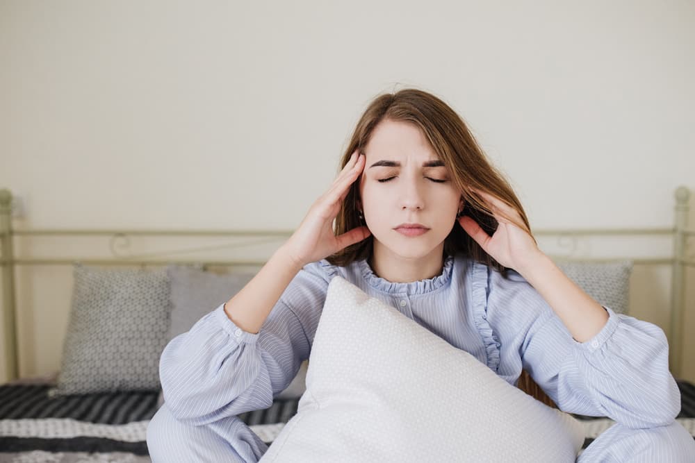 La migraña constante puede relacionarse con la falta de estas vitaminas, según estudio