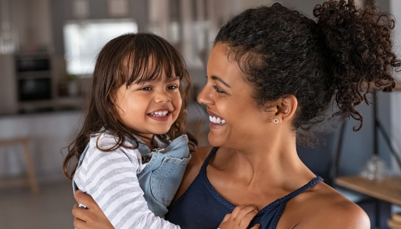 Las mamás que trabajan crían hijas exitosas e independientes: la ciencia lo explica