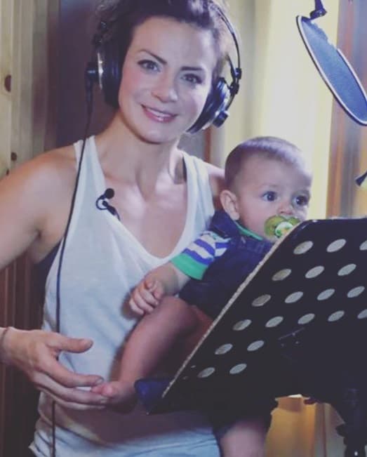 En 2015, su compañero de vida llegó como un regalo de cumpleaños adelantado, pues madre e hijo cumplen años el mismo mes. El próximo 14 de septiembre, Silvia Navarro estará cumpliendo 43 años.